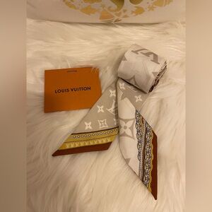 Practically NEW: 💯% Authentic Ultimate Monogram Bandeau Beige Clair .